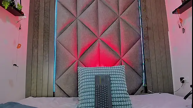 Snapshot of TiffValentinee_ chatting on October 27, 7:19 pm TiffValentinee  online show from October 27, 7:19 pm