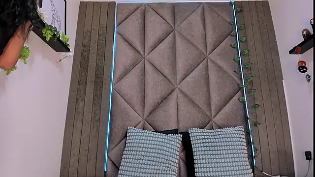 Snapshot of TiffValentinee_ chatting on October 29, 8:11 pm TiffValentinee  online show from October 29, 8:11 pm