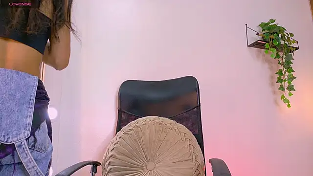 Snapshot of TiffValentinee_ chatting on October 31, 6:01 pm TiffValentinee  online show from October 31, 6:01 pm