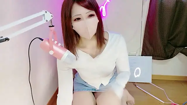 Snapshot of ema_ch2525 chatting on November 1, 3:10 am ema ch2525 online show from November 1, 3:10 am