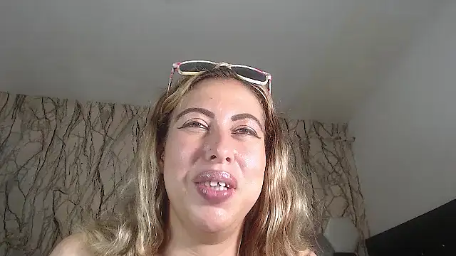 Snapshot of AntonellaBlanc chatting on October 8, 10:36 pm AntonellaBlanc online show from October 8, 10:36 pm