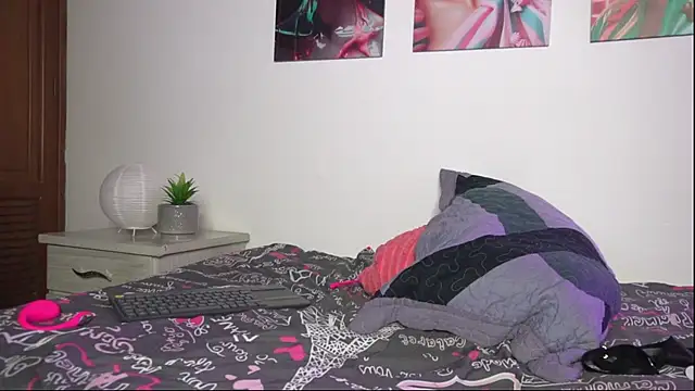 Snapshot of pocahotass_11 chatting on October 4, 1:06 pm pocahotass 11 online show from October 4, 1:06 pm