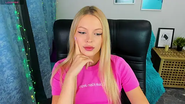 Snapshot of KatherineePierce chatting on September 18, 5:11 pm KatherineePierce online show from September 18, 5:11 pm