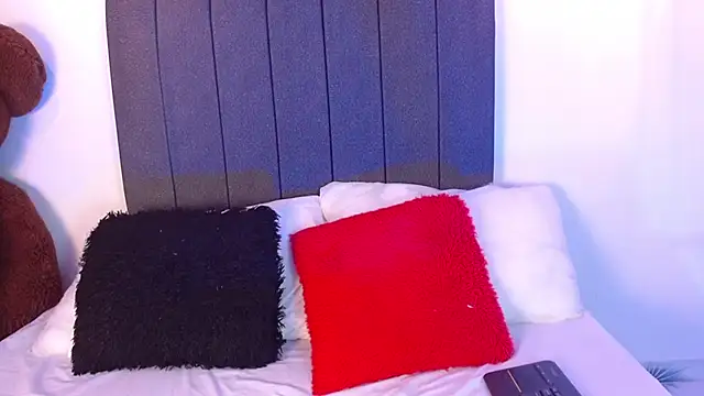 Emadelacroix online show from November 26, 7:15 pm