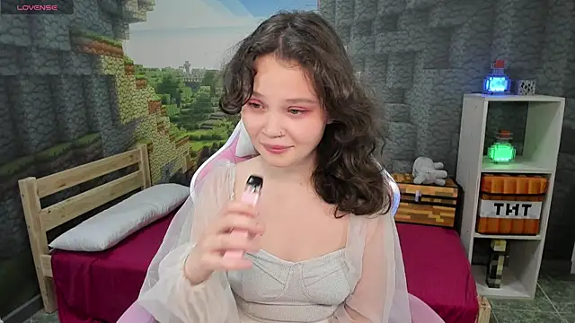 EmilyChaves online show from September 18, 9:02 pm