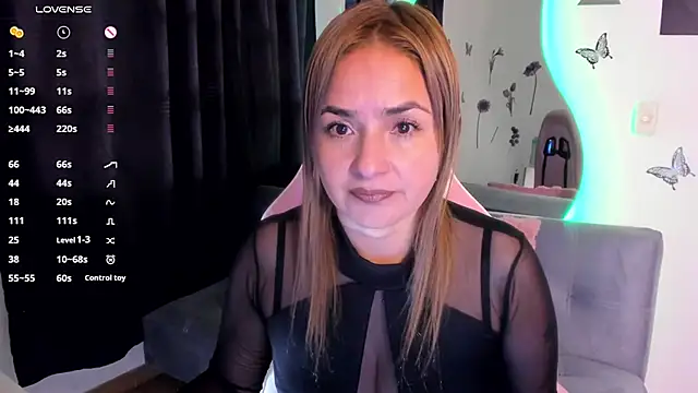 Snapshot of luciamature_ chatting on October 28, 12:05 am luciamature  online show from October 28, 12:05 am