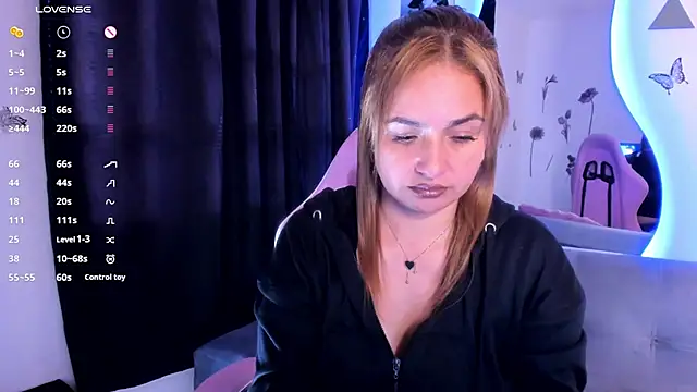 Snapshot of luciamature_ chatting on October 22, 10:04 pm luciamature  online show from October 22, 10:04 pm