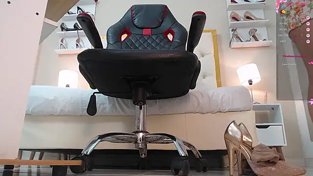 Snapshot of aura_sanders1 chatting on October 10, 4:34 pm aura sanders1 online show from October 10, 4:34 pm