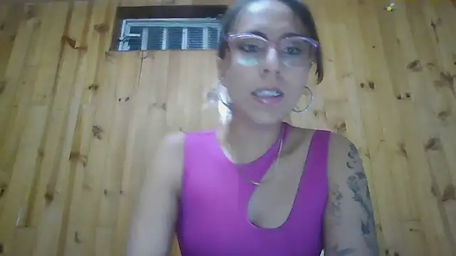 Snapshot of Roselingalvis13 chatting on October 22, 2:38 am Roselingalvis13 online show from October 22, 2:38 am