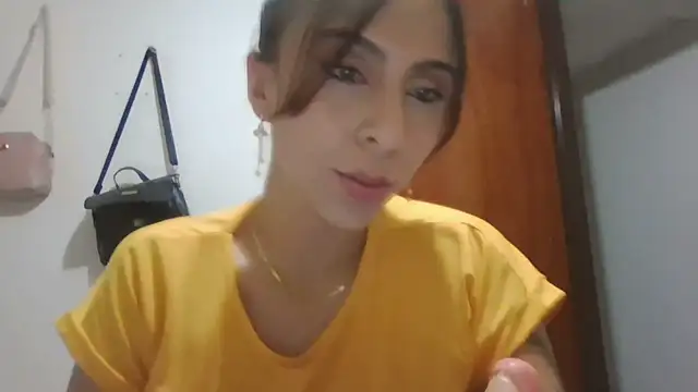 Snapshot of Roselingalvis13 chatting on October 25, 3:03 am Roselingalvis13 online show from October 25, 3:03 am