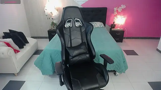 Snapshot of sophia_brunette_ chatting on October 3, 12:10 pm sophia brunette online show from October 3, 12:10 pm