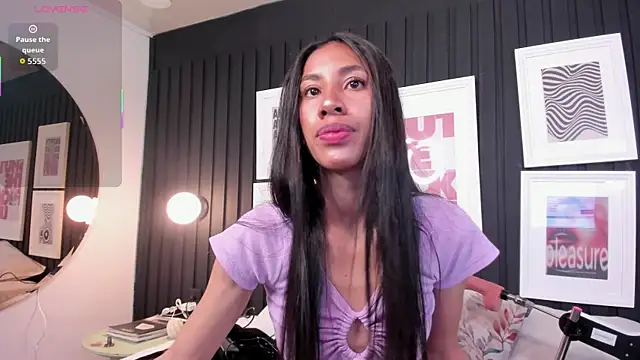 Snapshot of chiara_evanns chatting on October 15, 11:24 am chiara evanns online show from October 15, 11:24 am