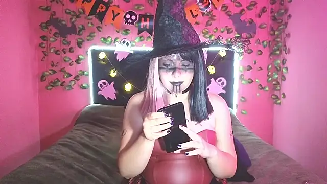 Snapshot of HollowLady_01 chatting on October 24, 1:34 am HollowLady 01 online show from October 24, 1:34 am