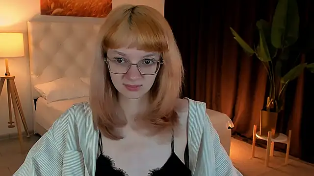 MollyJiggles online show from October 11, 8:19 am