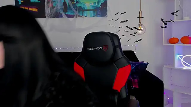 Snapshot of KiraHolli chatting on October 31, 3:41 am KiraHolli online show from October 31, 3:41 am