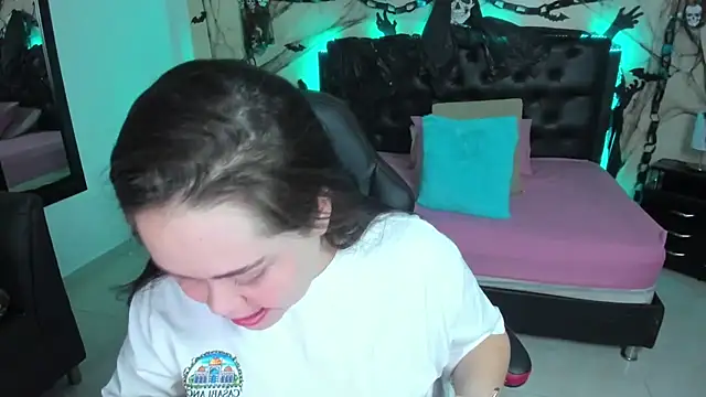 Snapshot of LolaVillalobos chatting on October 27, 2:23 pm LolaVillalobos online show from October 27, 2:23 pm