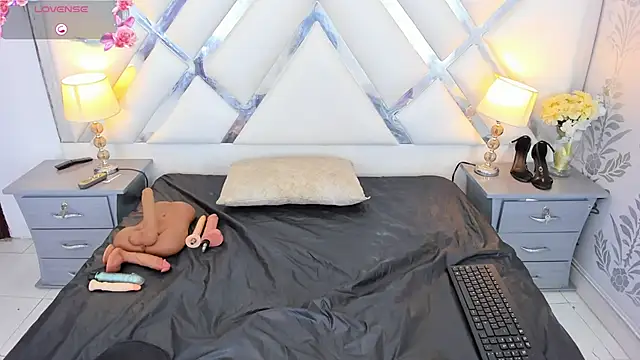 selenareyes online show from January 15, 2:01 pm