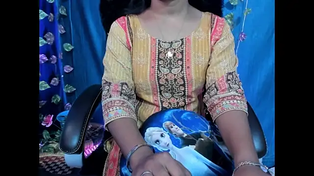 Snapshot of Forever_Love2025 chatting on October 8, 8:07 am Forever Love2025 online show from October 8, 8:07 am