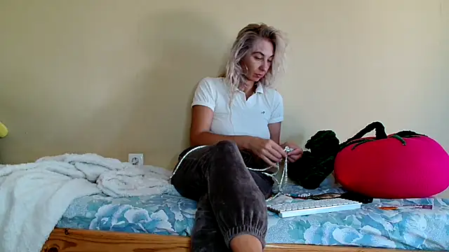 Snapshot of AsyaLulu chatting on September 19, 8:57 am AsyaLulu online show from September 19, 8:57 am