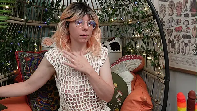 Snapshot of bendingofwillow chatting on October 22, 11:26 am bendingofwillow online show from October 22, 11:26 am