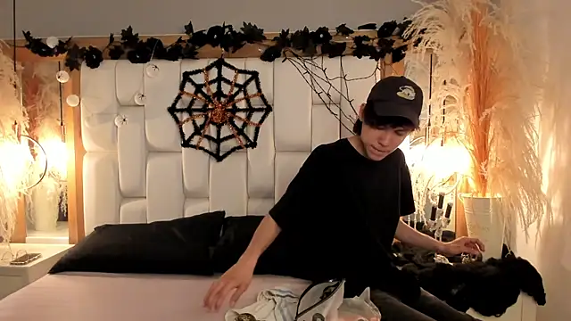 Snapshot of Daphne_And_Roger chatting on October 17, 11:35 am Daphne And Roger online show from October 17, 11:35 am