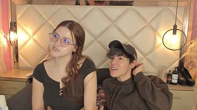 Snapshot of Daphne_And_Roger chatting on September 18, 11:53 am Daphne And Roger online show from September 18, 11:53 am