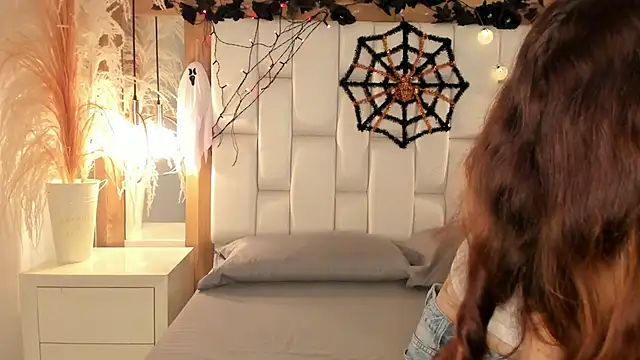 Snapshot of Daphne_And_Roger chatting on October 15, 11:46 am Daphne And Roger online show from October 15, 11:46 am