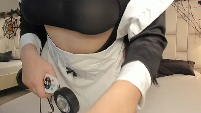 Snapshot of Daphne_And_Roger chatting on October 23, 1:06 pm Daphne And Roger online show from October 23, 1:06 pm