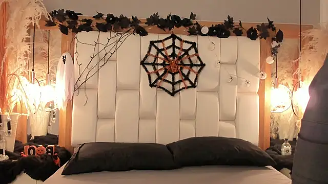 Snapshot of Daphne_And_Roger chatting on October 18, 11:35 am Daphne And Roger online show from October 18, 11:35 am