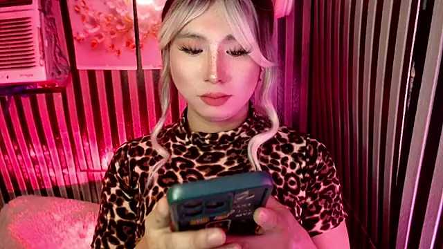 UrhotlucyTS online show from April 13, 6:58 am