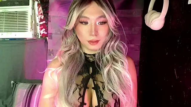 UrhotlucyTS online show from October 19, 5:31 am