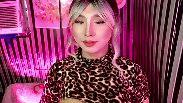 UrhotlucyTS online show from April 17, 6:37 am