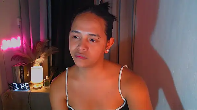 Lorainnelustts online show from December 19, 4:48 am