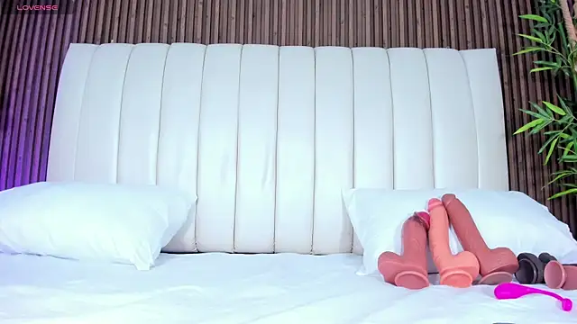 Snapshot of SandraMilerr chatting on October 28, 4:18 am SandraMilerr online show from October 28, 4:18 am