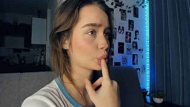 lovelyalivia online show from November 9, 9:27 am