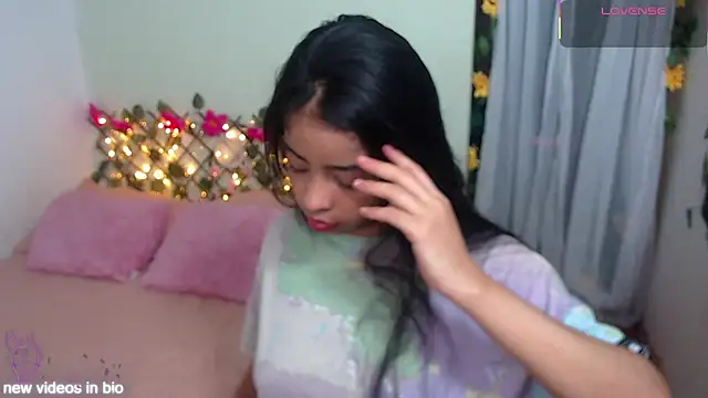 Snapshot of Angie_Lee01 chatting on September 18, 12:37 pm Angie Lee01 online show from September 18, 12:37 pm