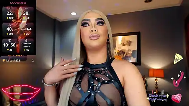 Snapshot of FridaHumphrey chatting on October 24, 7:32 pm FridaHumphrey online show from October 24, 7:32 pm