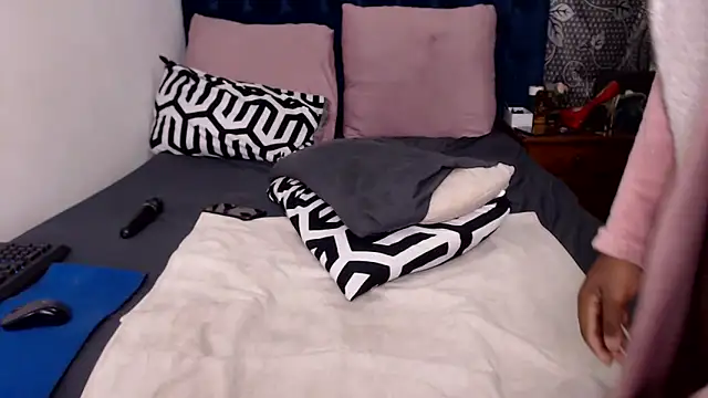 Snapshot of shy-lillyX22 chatting on September 17, 11:36 pm shy-lillyX22 online show from September 17, 11:36 pm