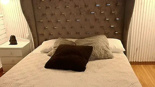 sidneylove  online show from October 15, 3:03 pm