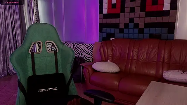 Snapshot of IvoryWood_ chatting on October 5, 9:47 am IvoryWood online show from October 5, 9:47 am