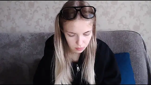 Snapshot of HitGyrl chatting on October 4, 2:39 am HitGyrl online show from October 4, 2:39 am