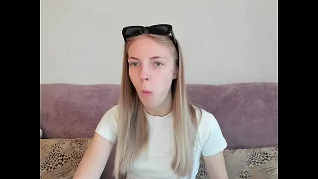 Snapshot of HitGyrl chatting on October 16, 1:19 am HitGyrl online show from October 16, 1:19 am