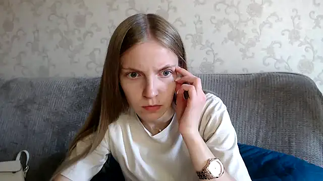 Snapshot of HitGyrl chatting on October 18, 8:17 am HitGyrl online show from October 18, 8:17 am