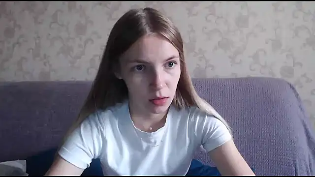 Snapshot of HitGyrl chatting on October 29, 8:07 am HitGyrl online show from October 29, 8:07 am