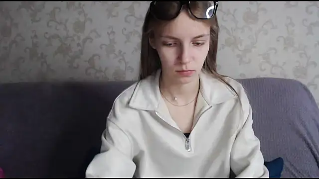 Snapshot of HitGyrl chatting on November 2, 8:29 am HitGyrl online show from November 2, 8:29 am