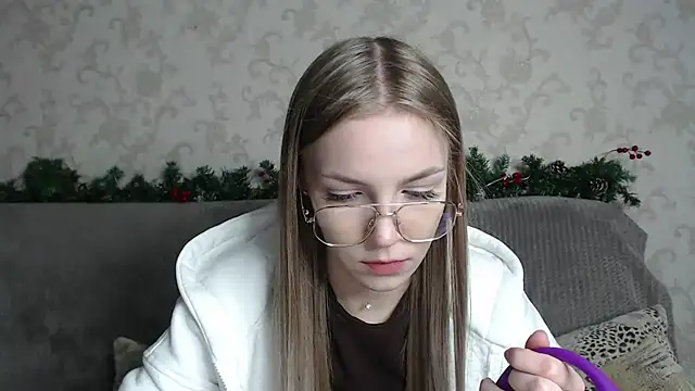 HitGyrl online show from February 18, 8:24 am