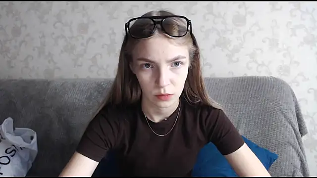 Snapshot of HitGyrl chatting on October 25, 7:49 am HitGyrl online show from October 25, 7:49 am