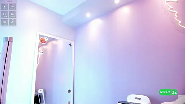 Snapshot of tinnymonroe chatting on October 31, 9:41 pm tinnymonroe online show from October 31, 9:41 pm