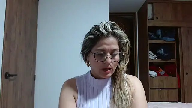 Snapshot of linda-mature43 chatting on November 1, 11:20 pm linda-mature43 online show from November 1, 11:20 pm