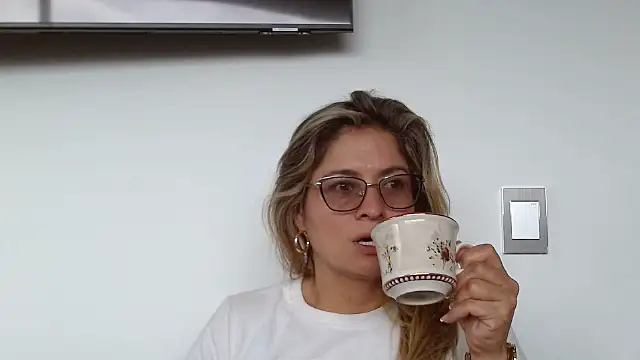 Snapshot of linda-mature43 chatting on October 22, 6:24 pm linda-mature43 online show from October 22, 6:24 pm